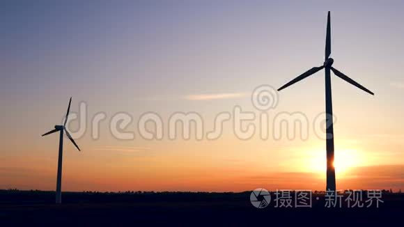 日落时用于野外电力生产的风车