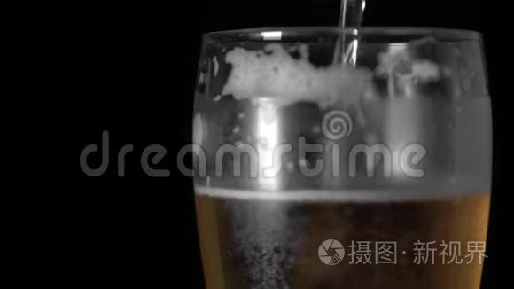 冷光啤酒倒入一个玻璃与水滴始终哑光黑色背景，边框设计。 手工啤酒凑近了