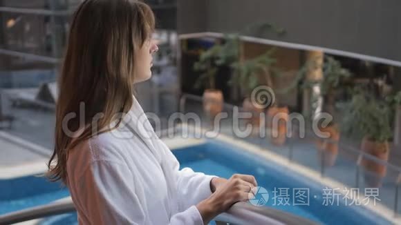 站在浴袍里的女人视频