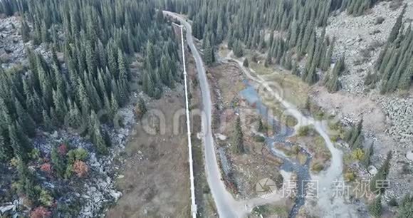 空中跑手男子在高地的跑道上奔跑。 用从空中射击。