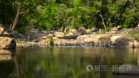 热带森林大石头之间的河流中的野生景观清洁水。 在岩石河中流动的波浪