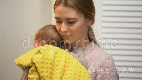 年轻母亲抱着可爱的婴儿，人工喂养，新生儿护理