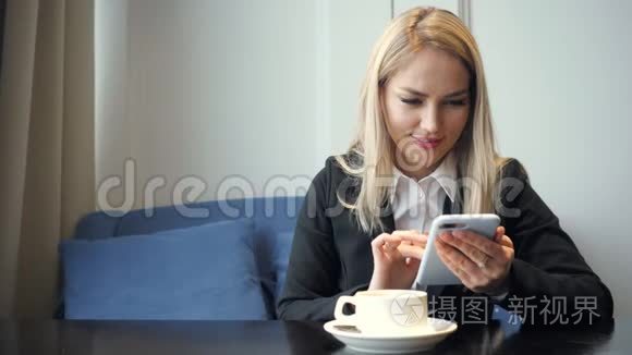 成功的女商人使用智能手机视频
