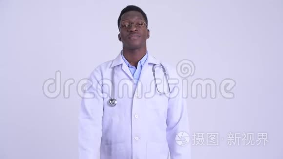 年轻快乐的非洲男医生竖起大拇指