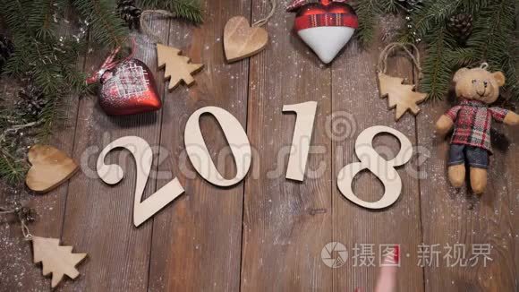 圣诞快乐，新年快乐，2019概念。 2018年放置在松树枝背景上的木制符号