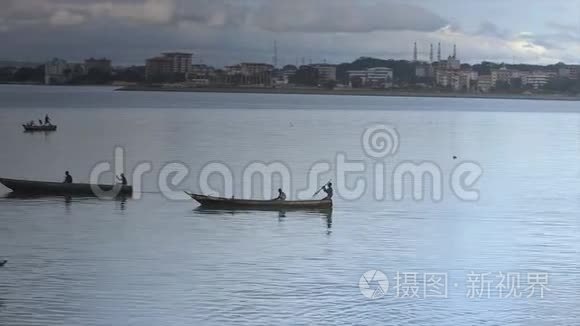 科纳克里海岸的晚间捕鱼活动视频