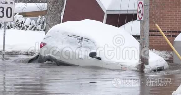 困在洪水街的汽车视频