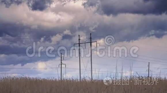 电塔与雷云对着天空视频