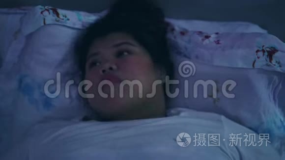 沮丧的超重妇女失眠视频