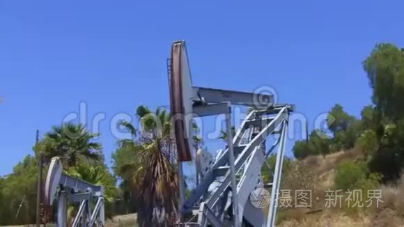 两台油井千斤顶井架泵开采石油视频