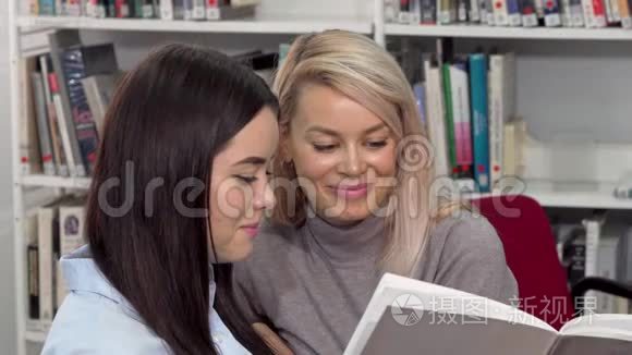 女大学生朋友一起在图书馆看书视频