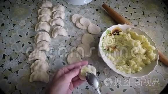 家庭主妇用土豆煮饺子的过程视频