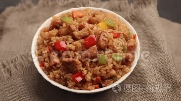 茶汉炒饭和鸡肉旋转餐桌视频