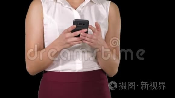 使用手机的漂亮女人用智能手机发短信，阿尔法频道