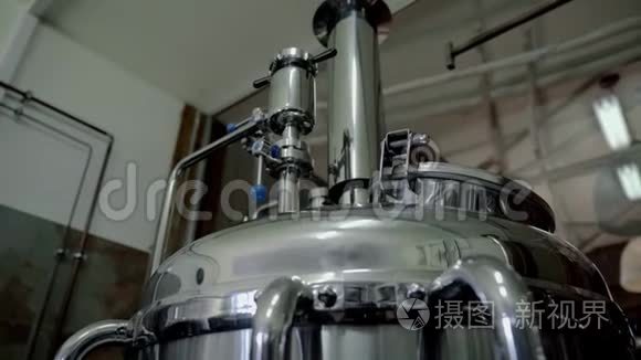 微波炉设备。 关闭啤酒厂仓库的储罐。 金属啤酒厂容器。 小企业概念。