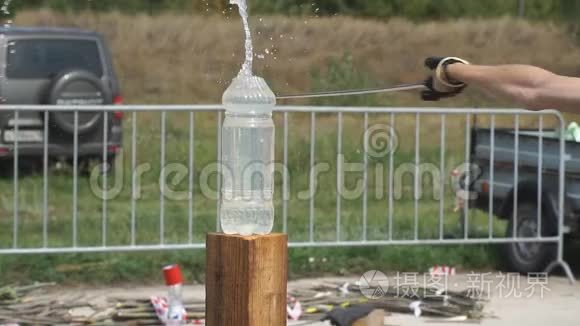 人砍一个骑兵塑料瓶水视频