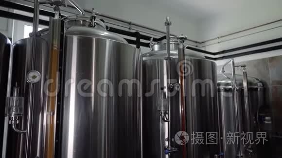 微波炉设备。 关闭啤酒厂仓库的储罐。 金属啤酒厂容器。 小企业概念。