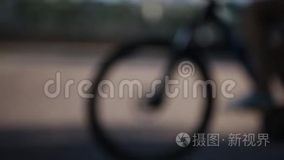 模糊而缓慢的骑自行车的形象视频
