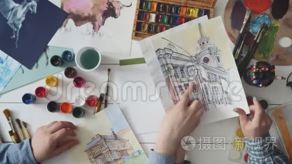 学生艺术家向老师展示他的作品视频