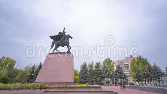 乌拉尔斯克时间推移超移的查帕耶夫纪念碑。