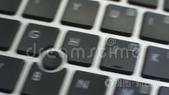 电脑键盘上的解决方案按钮，女性手按键