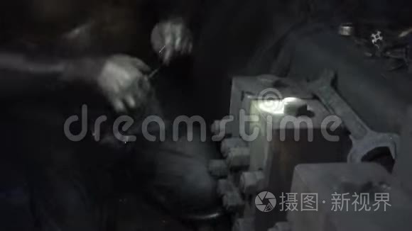 煤矿工人用工具修理电气设备视频