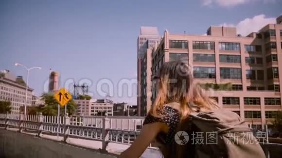 在纽约市慢动作区的一条独立的自行车道上，带着一头乌黑头发的快乐女孩骑着自行车。