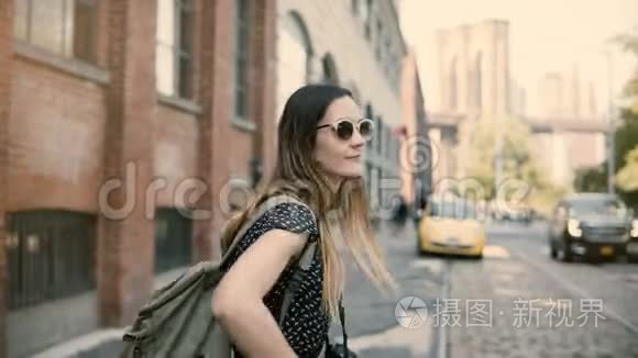 镜头跟随快乐兴奋的欧洲旅游女孩，背包和相机戴着太阳镜微笑，转身4K。