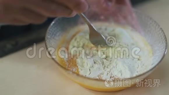 人用面粉搅动鸡蛋视频