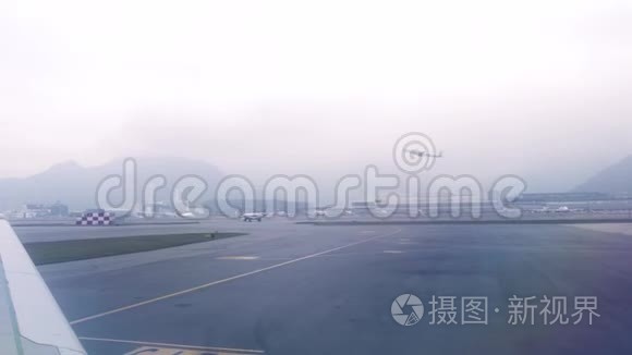 从窗口飞机起飞在现代机场航站楼的跑道。 从候机楼起飞的飞机