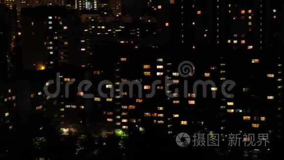 俄罗斯圣彼得堡-2019年5月11日：夜间多层房屋景观。 窗户里有很多灯。