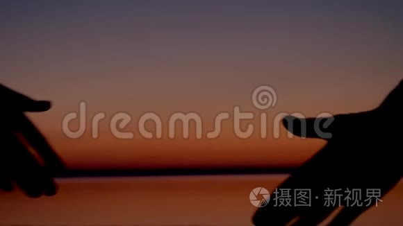 红霞夕阳下的握手特写视频