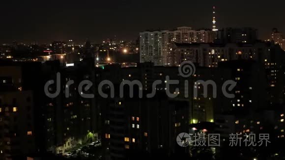 俄罗斯圣彼得堡-2019年5月11日：夜间多层房屋景观。 窗户里有很多灯。