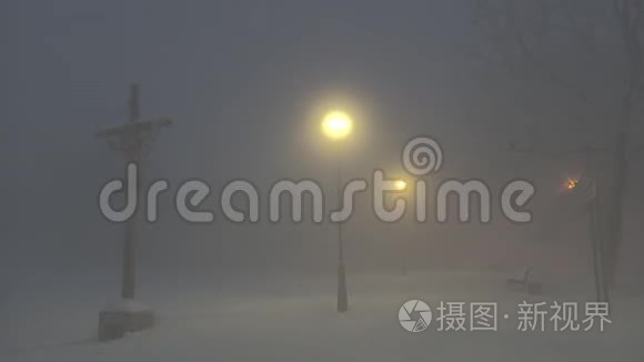 夜晚在长廊的寒冷多雾的冬天视频