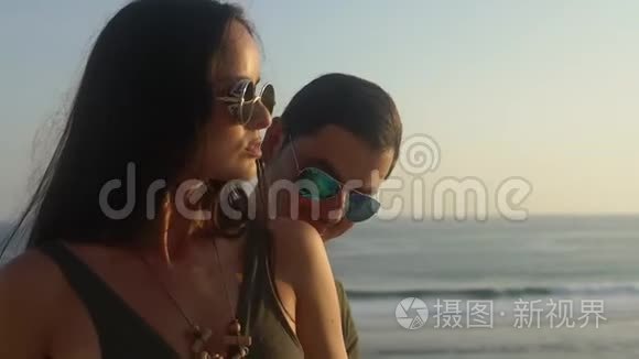 喜欢在海滩上接吻的旅行者视频