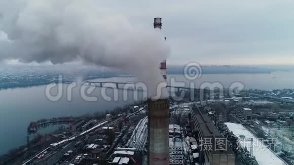 老工厂，空中拍摄的烟从管道里冒出来，背景是一条河