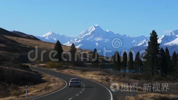 汽车沿着公路行驶到库克山