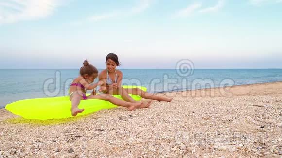 小女孩在海边的充气床垫上放松视频