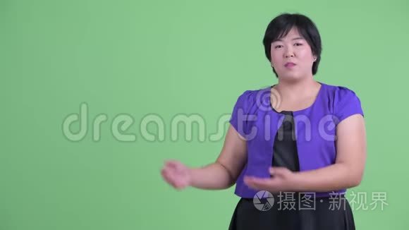 快乐年轻体重超重的亚洲女人视频