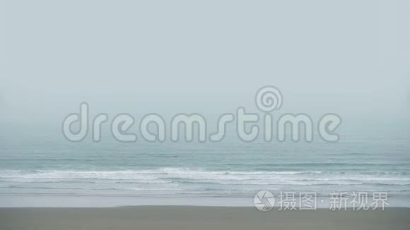 薄雾海滩海岸景观视频