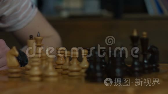 在国际象棋中捕获黑车的白车视频