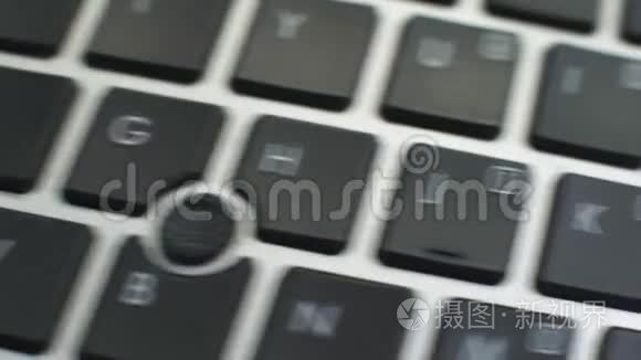 了解更多电脑键盘上的按钮，女性手按键