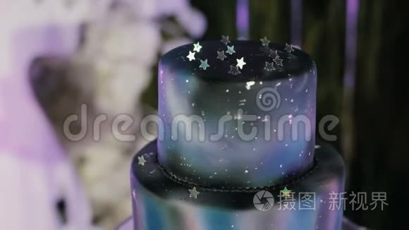 美丽的不寻常的婚礼蛋糕，颜色与星星。