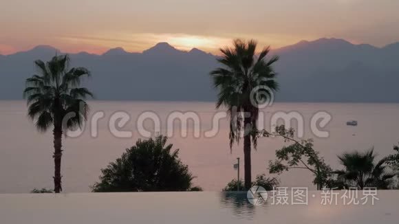 开放的游泳池极限和傍晚的山景视频