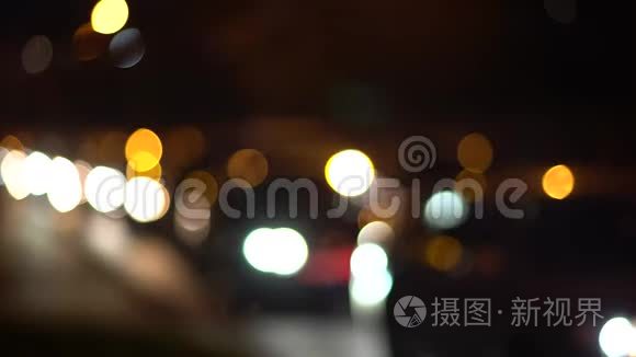 在夜间高速公路上开着灯的汽车视频