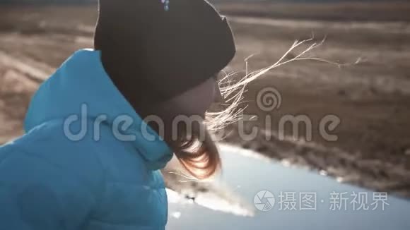 可爱的女孩在日落时在湖边玩纸船。 童梦和旅行理念，生活方式..