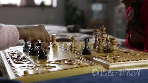 国际象棋游戏玩家使黑车移动视频