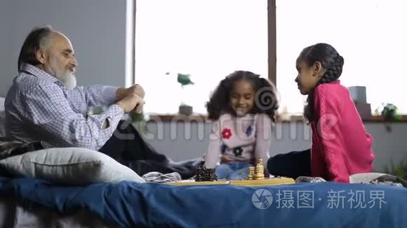 女孩在黑白棋子之间选择视频