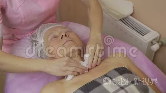 美丽的老年妇女洗脸视频