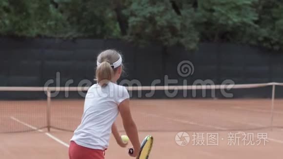 网球运动中的青少年女孩与对手在球拍上击球，在球场上互相通过网